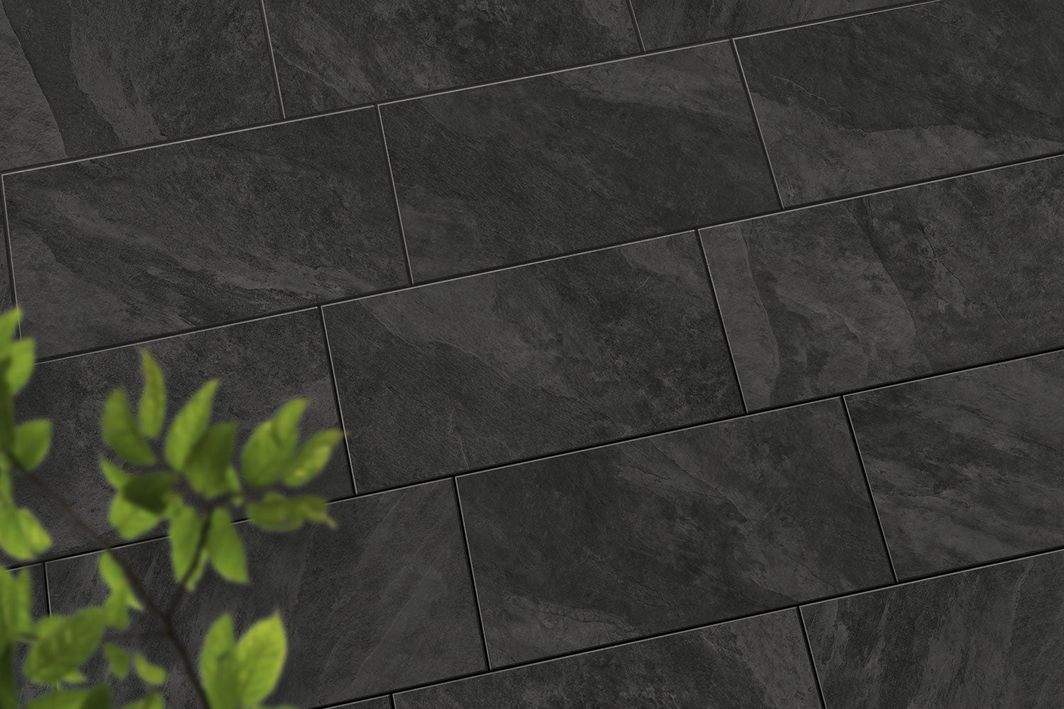 Verlegte CeramicLine³-Platten in anthrazit von Woehe & Heydemann in 80x40 – Naturstein-Optik mit harmonischer Linienführung 