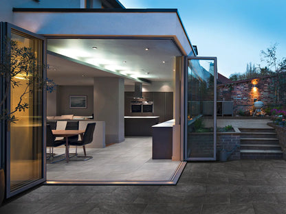 80x40 CeramicLine³ -Terrassenplatten in anthraziter Natursteinoptik von Woehe & Heydemann verlegt auf einer modernen Terrasse 