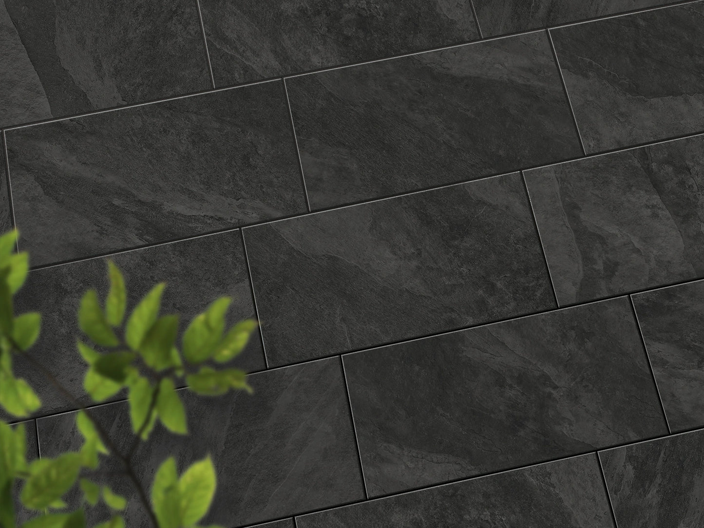 Verlegte CeramicLine³-Platten in anthrazit von Woehe & Heydemann in 80x40 – Naturstein-Optik mit harmonischer Linienführung 