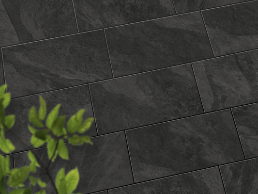 Verlegte CeramicLine³-Platten in anthrazit von Woehe & Heydemann in 80x40 – Naturstein-Optik mit harmonischer Linienführung 