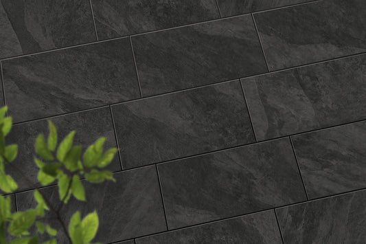 Verlegte CeramicLine³-Platten in grau von Woehe & Heydemann in 80x40 – Naturstein-Optik mit harmonischer Linienführung 