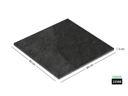 Saubere Schnittkante der 80x80 Terrassenplatte in anthraziter Natursteinoptik von Woehe & Heydemann mit feinkörniger Oberfläche  