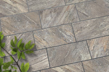 Verlegte CeramicLine³-Platten in beige von Woehe & Heydemann in 80x40 – Naturstein-Optik mit harmonischer Linienführung 