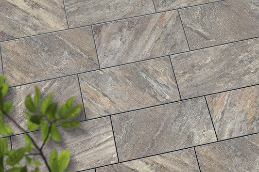 Verlegte CeramicLine³-Platten in beige von Woehe & Heydemann in 80x40 – Naturstein-Optik mit harmonischer Linienführung 