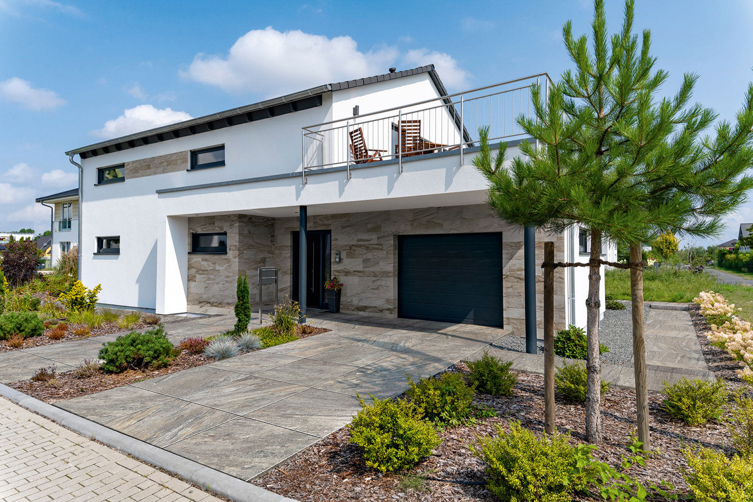 90x90 CeramicLine³-Terrassenplatten in beiger Natursteinoptik von Woehe & Heydemann verlegt auf einer modernen Einfahrt