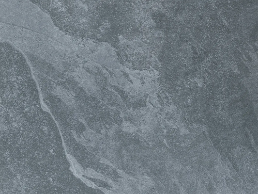 CeramicLine³-Terrassenplatte in grauer Naturstein-Optik von Woehe & Heydemann mit feiner Oberfläche