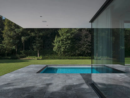 80x40 CeramicLine³ -Terrassenplatten in grauer Natursteinoptik von Woehe & Heydemann verlegt auf einer modernen Terrasse mit Pool