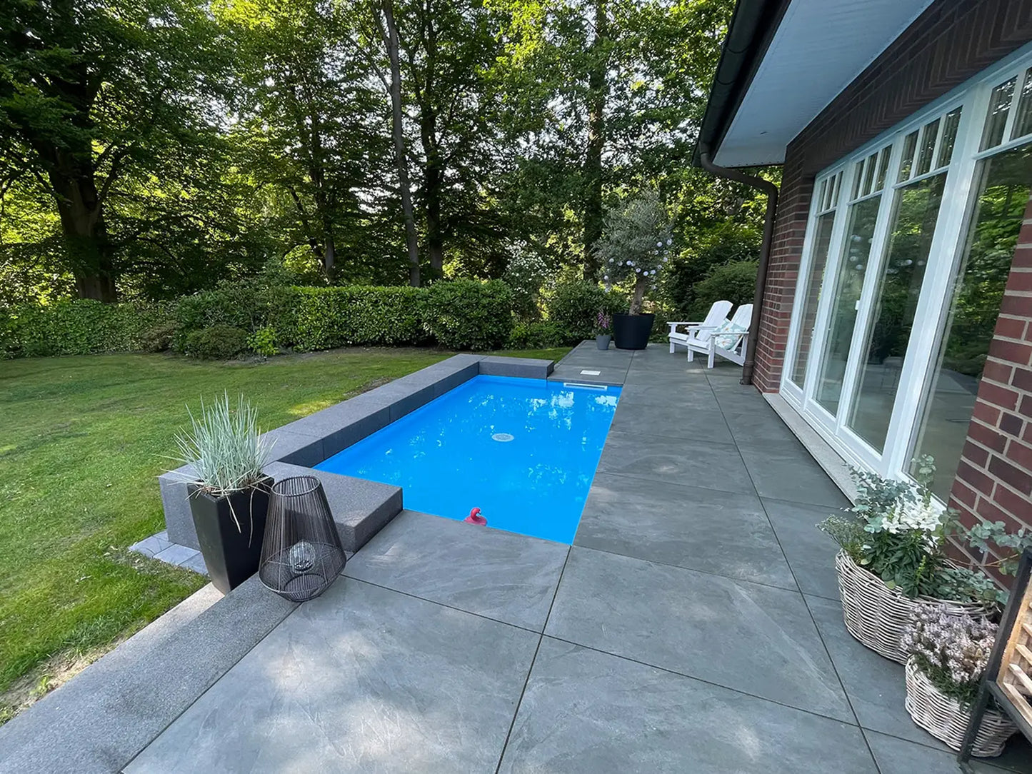 80x80 CeramicLine³ -Terrassenplatten in grauer Natursteinoptik von Woehe & Heydemann verlegt auf einer modernen Terrasse mit Pool