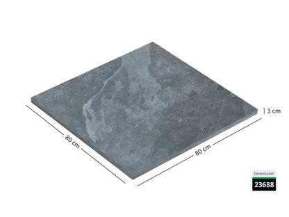 Saubere Schnittkante der 80x80 Terrassenplatte in grauer Natursteinoptik von Woehe & Heydemann mit feinkörniger Oberfläche  