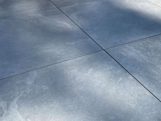 Verlegte CeramicLine³-Platten in grau von Woehe & Heydemann in 80x80 – Naturstein-Optik mit harmonischer Linienführung 