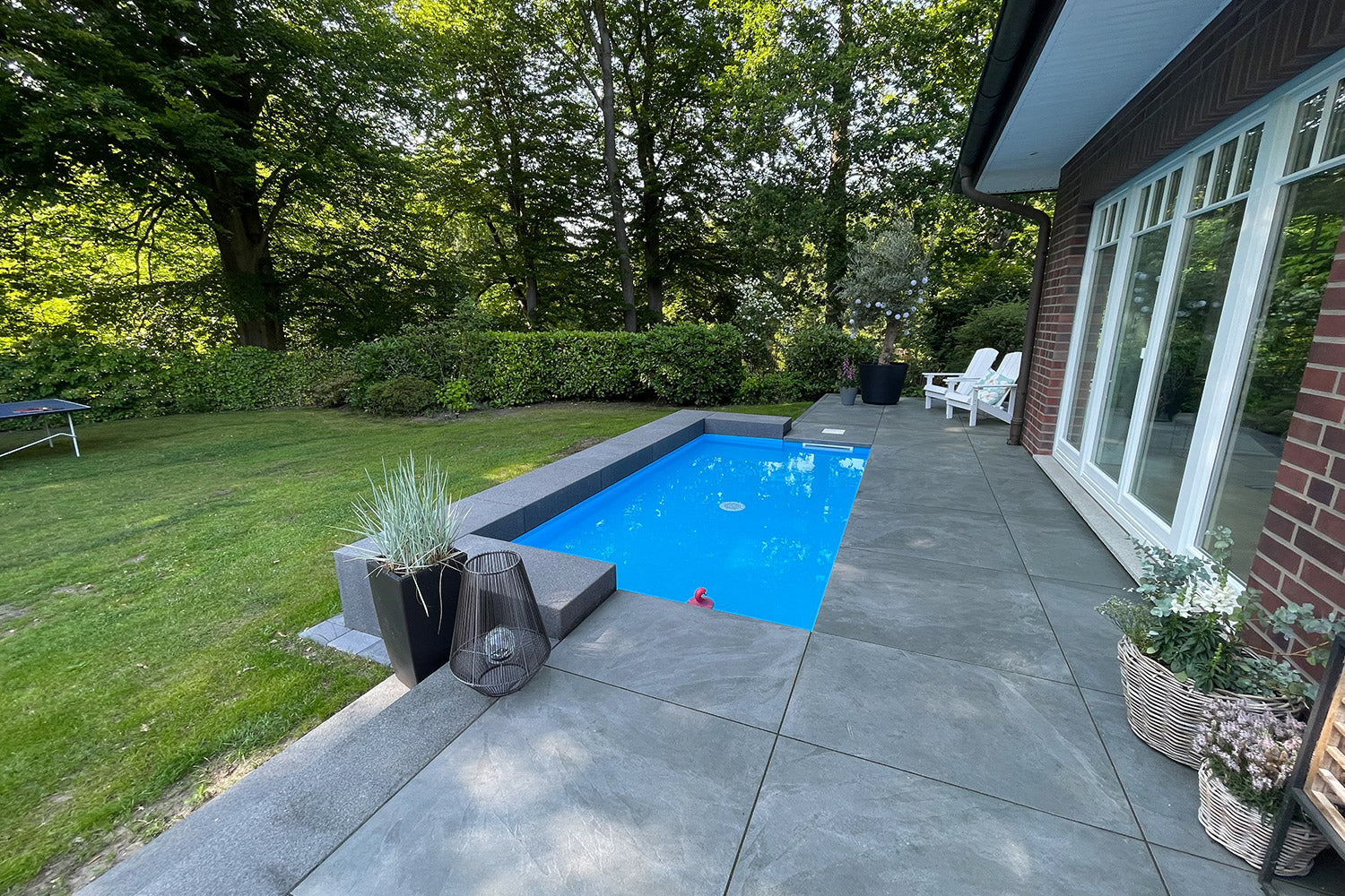 80x80 CeramicLine³ -Terrassenplatten in grauer Natursteinoptik von Woehe & Heydemann verlegt auf einer modernen Terrasse mit Pool