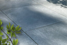 Verlegte CeramicLine³-Platten in grau von Woehe & Heydemann in 80x80 – Naturstein-Optik mit harmonischer Linienführung 
