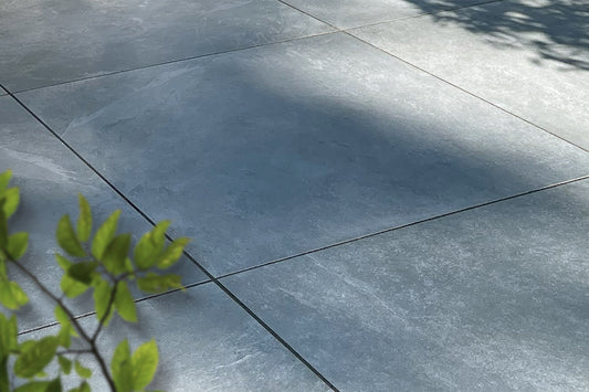 Verlegte CeramicLine³-Platten in grau von Woehe & Heydemann in 80x80 – Naturstein-Optik mit harmonischer Linienführung 