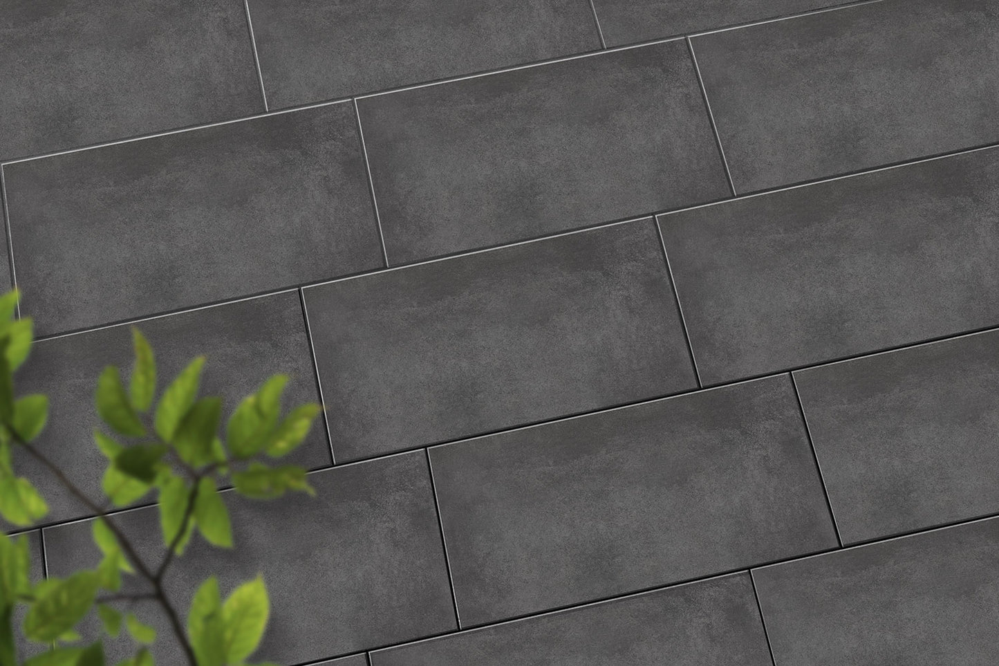 Verlegte CeramicLine³-Platten in anthrazit von Woehe & Heydemann in 80x40 - Beton-Optik mit harmonischer Linienführung 