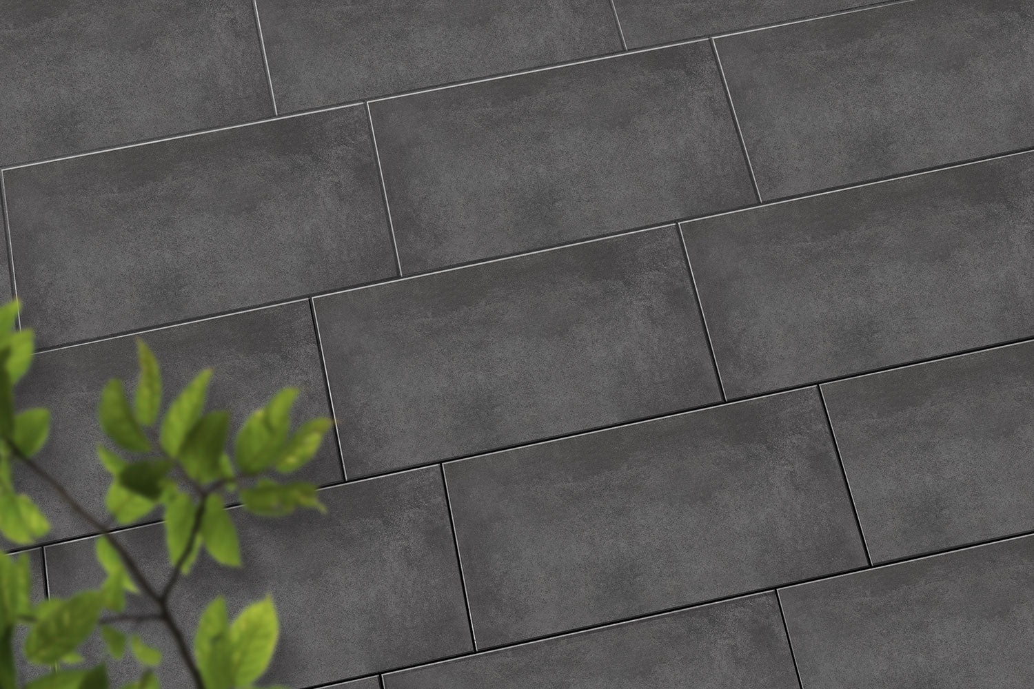 Verlegte CeramicLine³-Platten in anthrazit von Woehe & Heydemann in 80x40 - Beton-Optik mit harmonischer Linienführung 