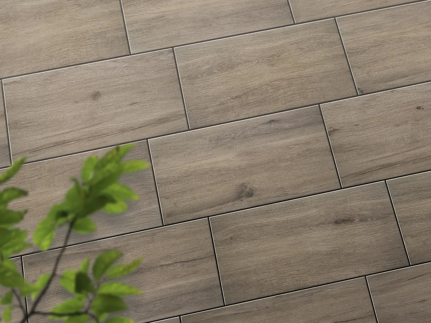 Verlegte CeramicLine³-Platten in Keramik von Woehe & Heydemann in 60x40 – Holz-Optik mit harmonischer Linienführung