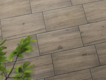 Verlegte CeramicLine³-Platten in Keramik von Woehe & Heydemann in 60x40 – Holz-Optik mit harmonischer Linienführung