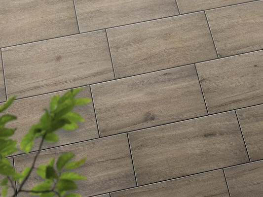 Verlegte CeramicLine³-Platten in Keramik von Woehe & Heydemann in 60x40 – Holz-Optik mit harmonischer Linienführung