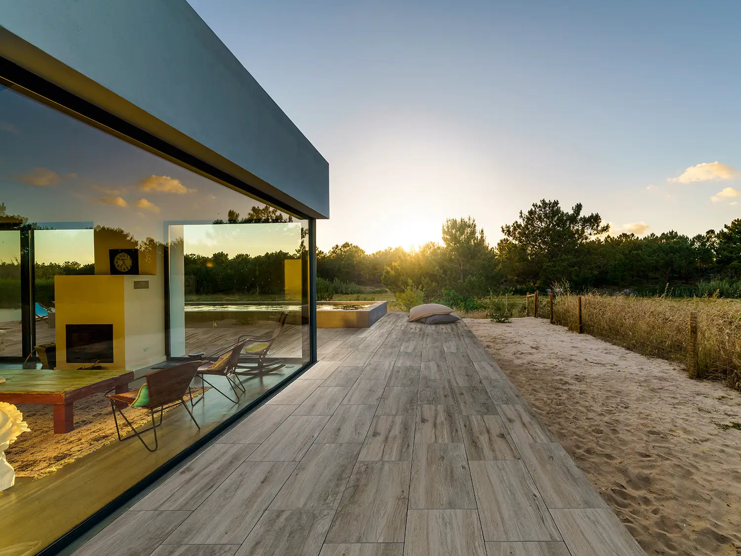 80x40 CeramicLine³-Terrassenplatten in Holzoptik von Woehe & Heydemann verlegt auf einer modernen Terrasse mit Pool