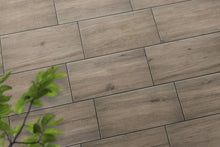 Verlegte CeramicLine³-Platten in Keramic von Woehe & Heydemann in 60x40 – Holz-Optik mit harmonischer Linienführung