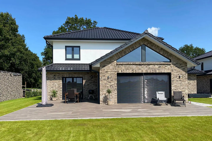 120x40 CeramicLine³ -Terrassenplatten in brauner Holzoptik von Woehe & Heydemann verlegt auf einer modernen Terrasse 