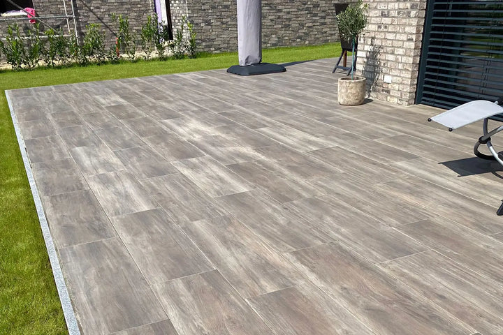 120x40 CeramicLine³ -Terrassenplatten in brauner Holzoptik von Woehe & Heydemann verlegt auf einer modernen Terrasse 