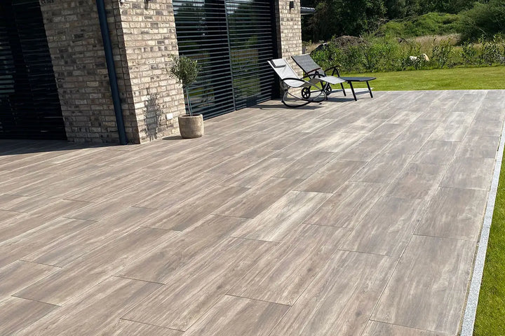 120x40 CeramicLine³ -Terrassenplatten in brauner Holzoptik von Woehe & Heydemann verlegt auf einer modernen Terrasse 