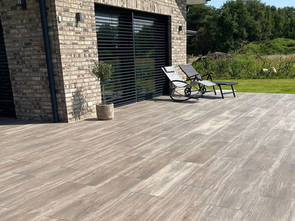 120x40 CeramicLine³ -Terrassenplatten in brauner Holzoptik von Woehe & Heydemann verlegt auf einer modernen Terrasse 