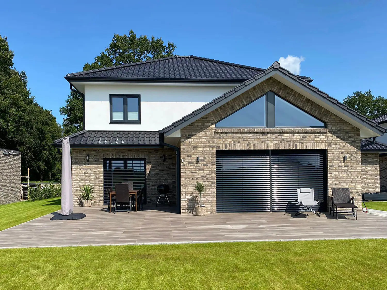 120x40 CeramicLine³ -Terrassenplatten in brauner Holzoptik von Woehe & Heydemann verlegt auf einer modernen Terrasse 