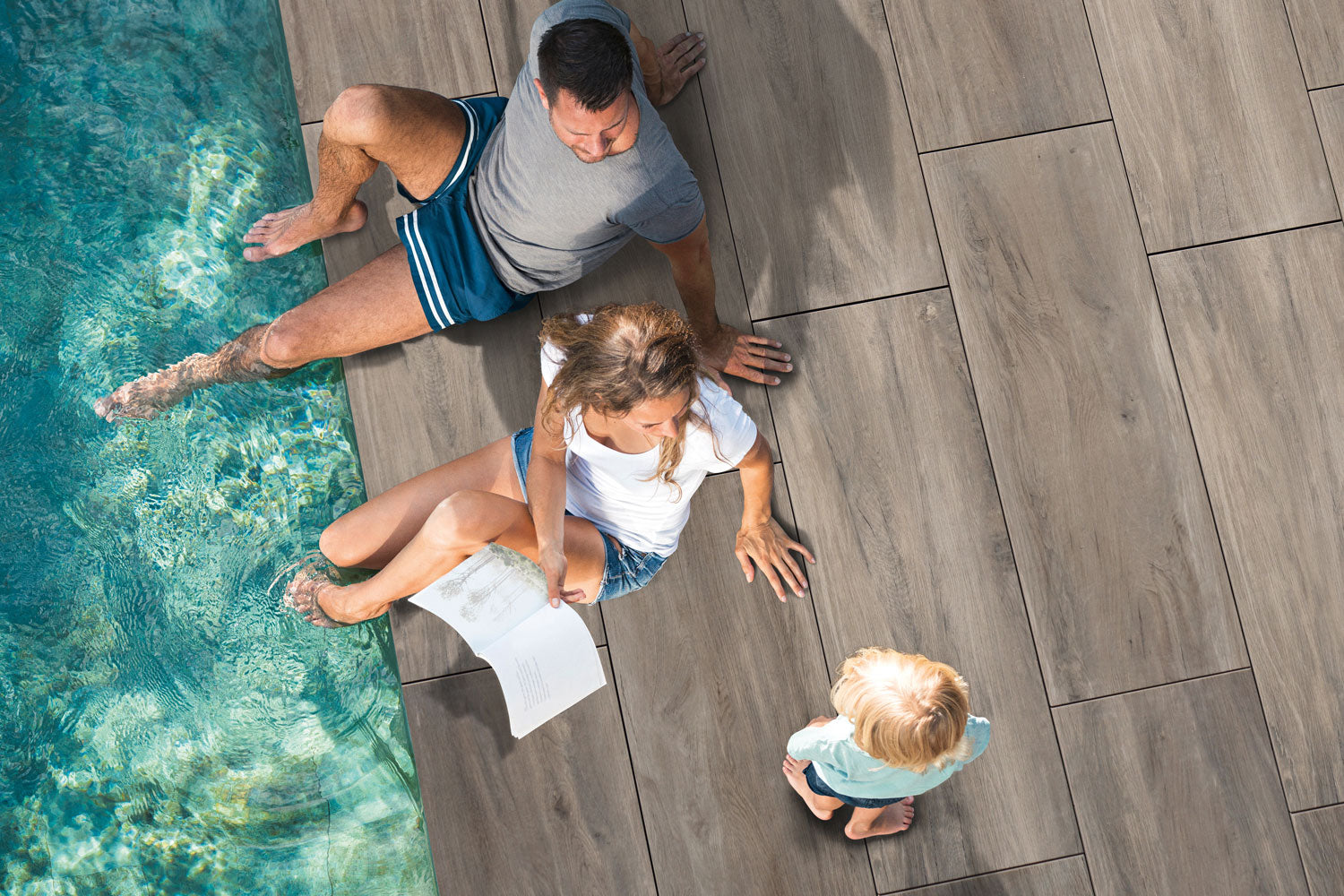 120x40 CeramicLine³ -Terrassenplatten in brauner Natursteinoptik von Woehe & Heydemann verlegt auf einer modernen Terrasse am Pool