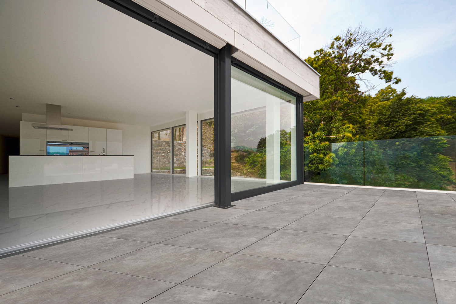 90x90 CeramicLine³ -Terrassenplatten in grauer Natursteinoptik von Woehe & Heydemann verlegt auf einer modernen Terrasse 