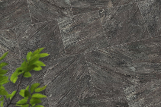 Verlegte CeramicLine³-Platten in grau von Woehe & Heydemann in 90x90 – Naturstein-Optik mit harmonischer Linienführung 