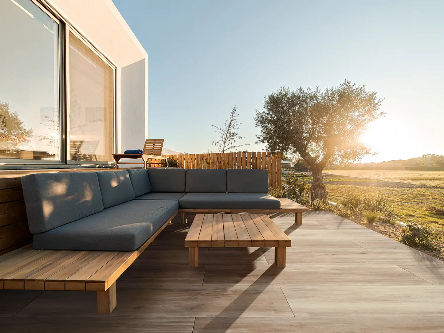 120x40 CeramicLine³ -Terrassenplatten in beige/brauner Holzoptik von Woehe & Heydemann verlegt auf einer modernen Terrasse