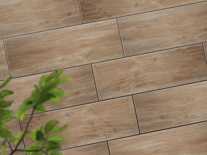 Verlegte CeramicLine³-Platten in beige/braun von Woehe & Heydemann in 120x40 – Naturstein-Optik mit harmonischer Linienführung 