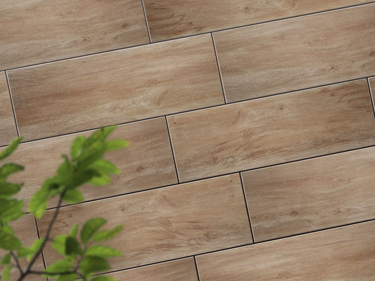Verlegte CeramicLine³-Platten in beige/braun von Woehe & Heydemann in 120x40 – Naturstein-Optik mit harmonischer Linienführung 