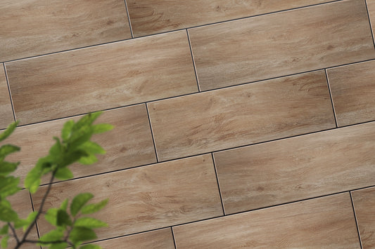 Verlegte CeramicLine³-Platten in braun von Woehe & Heydemann in 120x40 – Naturstein-Optik mit harmonischer Linienführung 