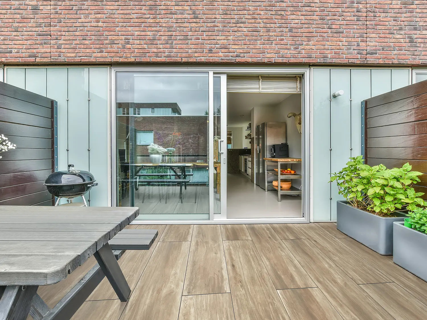 120x40 CeramicLine³ -Terrassenplatten in grauer Betonoptik von Woehe & Heydemann verlegt auf einer modernen Terrasse 