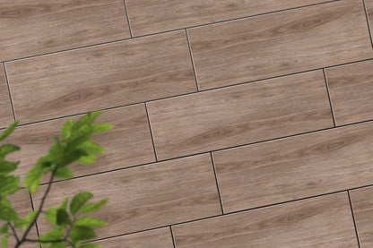 Verlegte CeramicLine³-Platten in braun von Woehe & Heydemann in 120x40 – Holz-Optik mit harmonischer Linienführung 