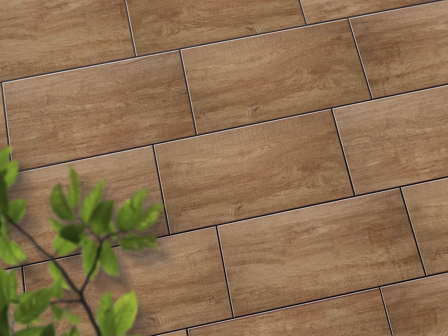 Verlegte CeramicLine³-Platten in braun von Woehe & Heydemann in 80x40 – Holz-Optik mit harmonischer Linienführung 
