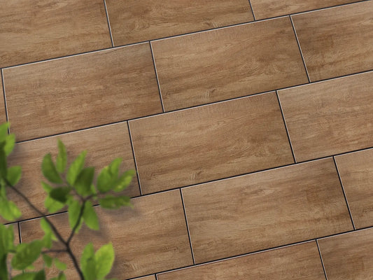 Verlegte CeramicLine³-Platten in braun von Woehe & Heydemann in 80x40 – Holz-Optik mit harmonischer Linienführung 