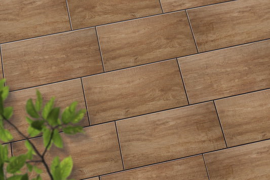 Verlegte CeramicLine³-Platten in braun von Woehe & Heydemann in 80x40 – Holz-Optik mit harmonischer Linienführung 