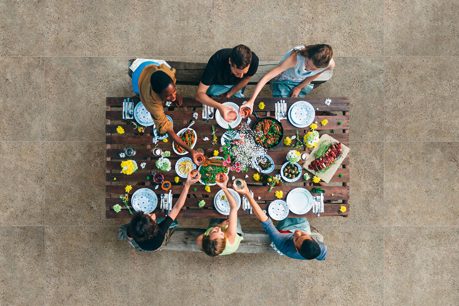 100x100 CeramicLine³-Terrassenplatten in beiger Natursteinoptik von Woehe & Heydemann verlegt auf einer modernen Terrasse 