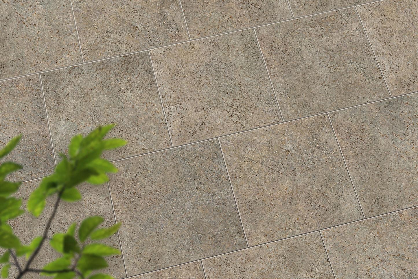Verlegte CeramicLine³-Platten in beige von Woehe & Heydemann in 80x80 – Naturstein-Optik mit harmonischer Linienführung 