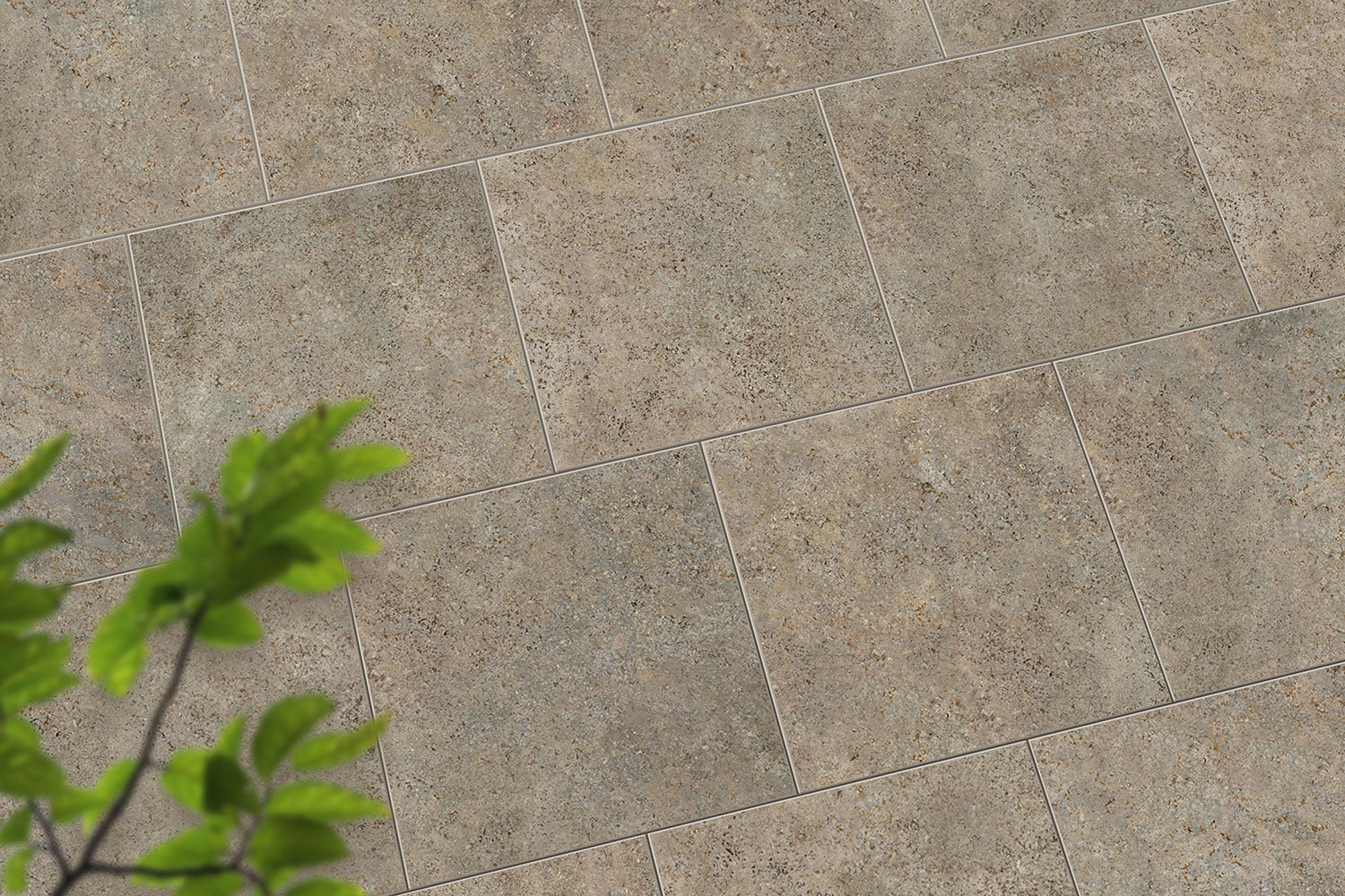 Verlegte CeramicLine³-Platten in beige von Woehe & Heydemann in 80x80 – Naturstein-Optik mit harmonischer Linienführung 