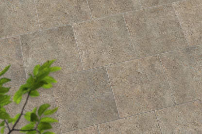 Verlegte CeramicLine³-Platten in beige von Woehe & Heydemann in 80x80 – Naturstein-Optik mit harmonischer Linienführung 