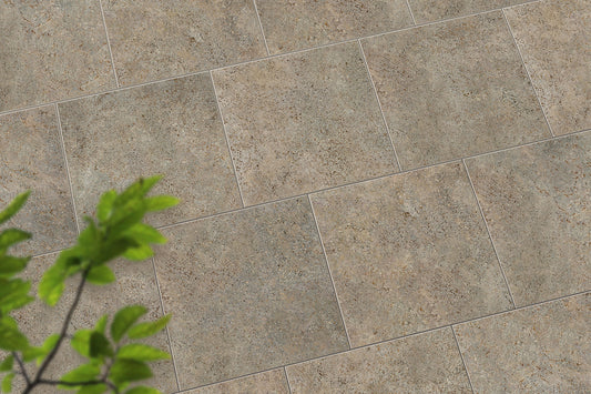 Verlegte CeramicLine³-Platten in beige von Woehe & Heydemann in 80x80 – Naturstein-Optik mit harmonischer Linienführung 