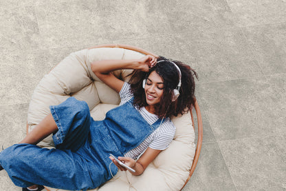 60x60 CeramicLine³-Terrassenplatten in beiger Muschelkalk-optik von Woehe & Heydemann verlegt auf einer modernen Terrasse mit Sessel