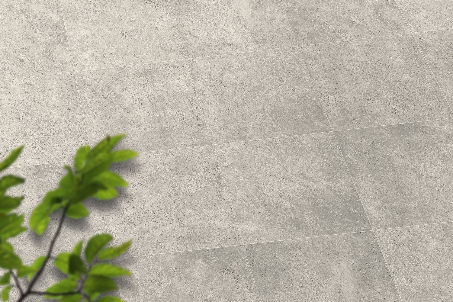 Verlegte CeramicLine³-Platten in grau von Woehe & Heydemann in 80x80 – Naturstein-Optik mit harmonischer Linienführung 