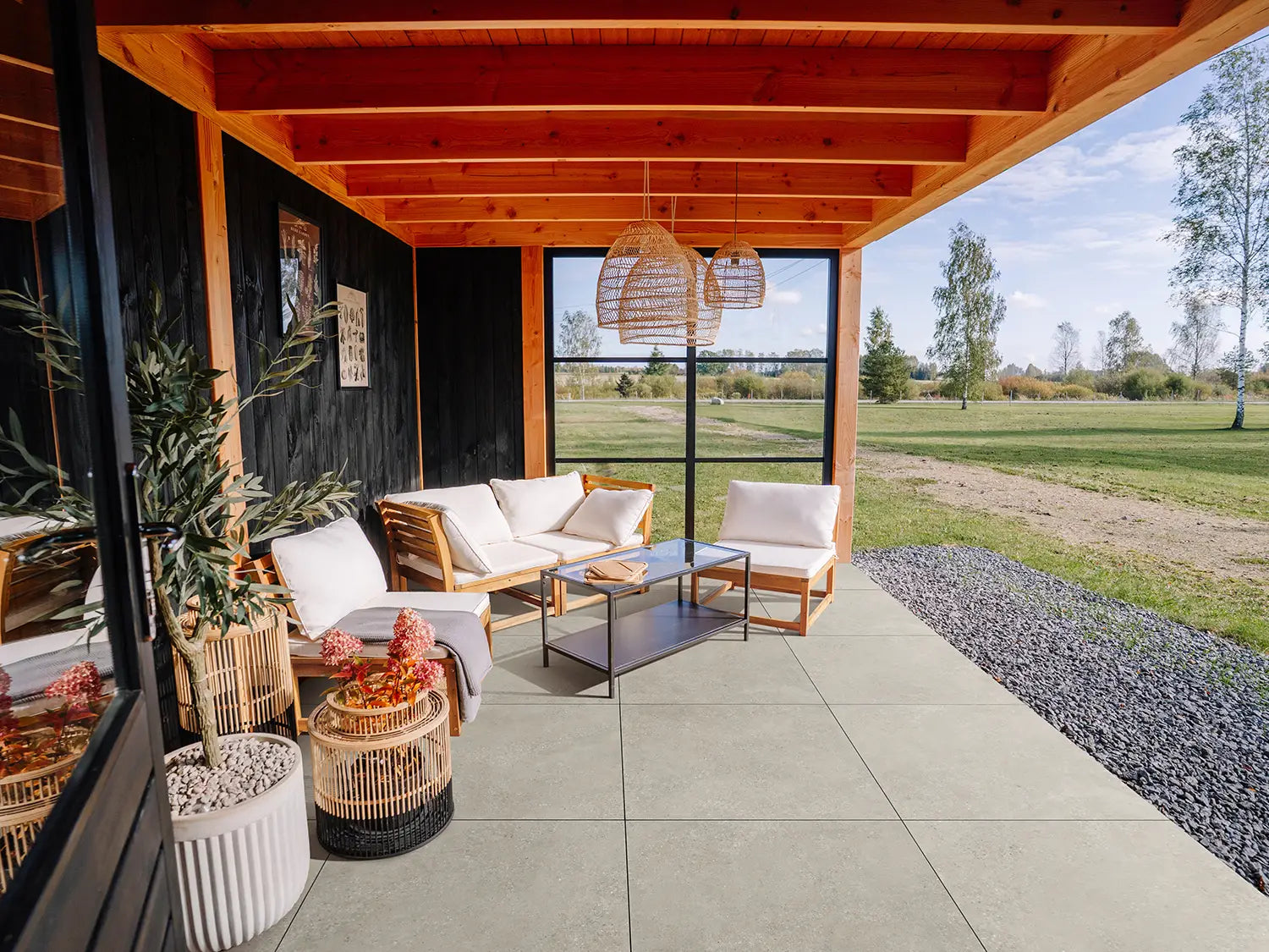 80x80 CeramicLine³-Platten in beiger Naturstein-Optik von Woehe & Heydemann verlegt auf einer modernen Terrasse