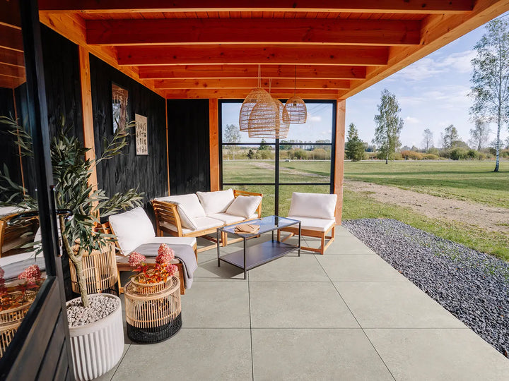 80x80 CeramicLine³-Platten in beiger Naturstein-Optik von Woehe & Heydemann verlegt auf einer modernen Terrasse